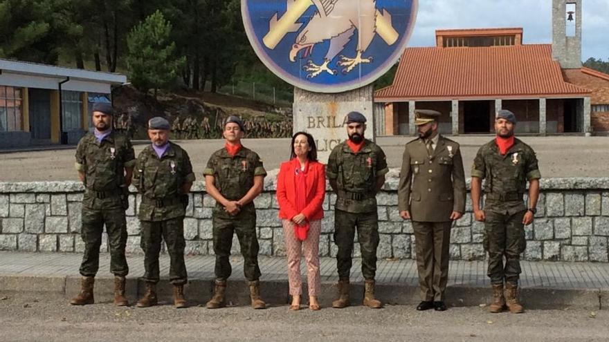 La ministra de Defensa con los seis militares condecorados. // P.P.