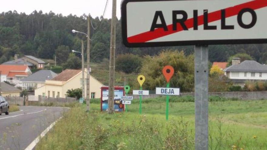 Arriba, publicidad de Procorsi al borde de la carretera en Lourido; imagen virtual de las viviendas del Banco Pastor en Santa Cruz y, debajo, los trece chalés abandonados y sin terminar en A Carballeira en Nós. / i. r. / l. o.