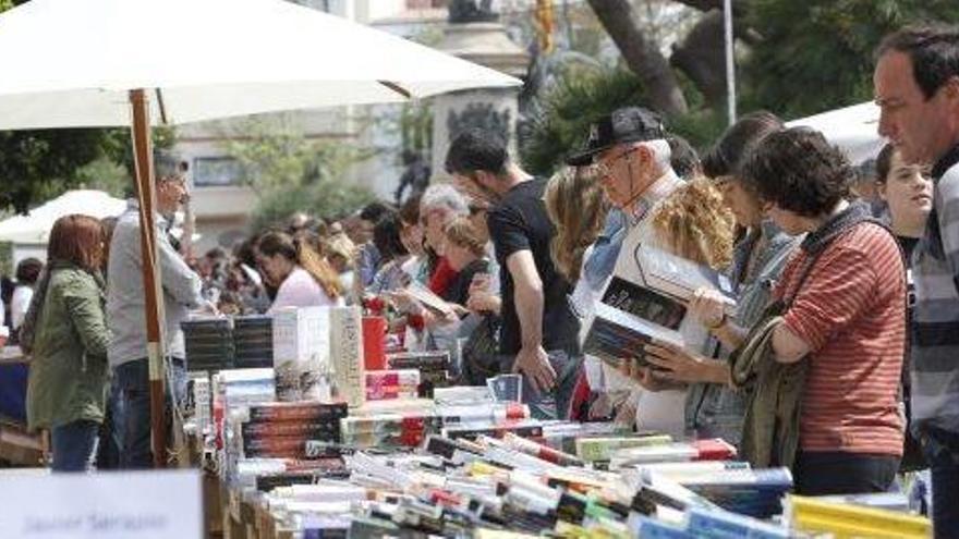 Puestos de libros en una edición anterior del día de Sant Jordi en Vila.