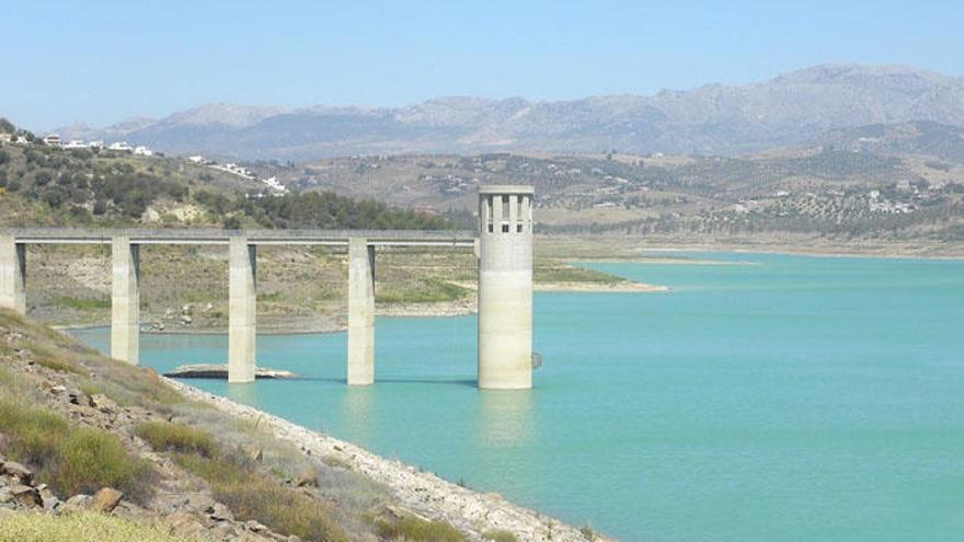 El embalse de la Viñuela continúa bajo mínimos, sin garantías de riego más allá del próximo otoño.