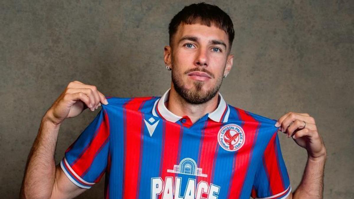 Mingueza posa con la camiseta del Crystal Palace.