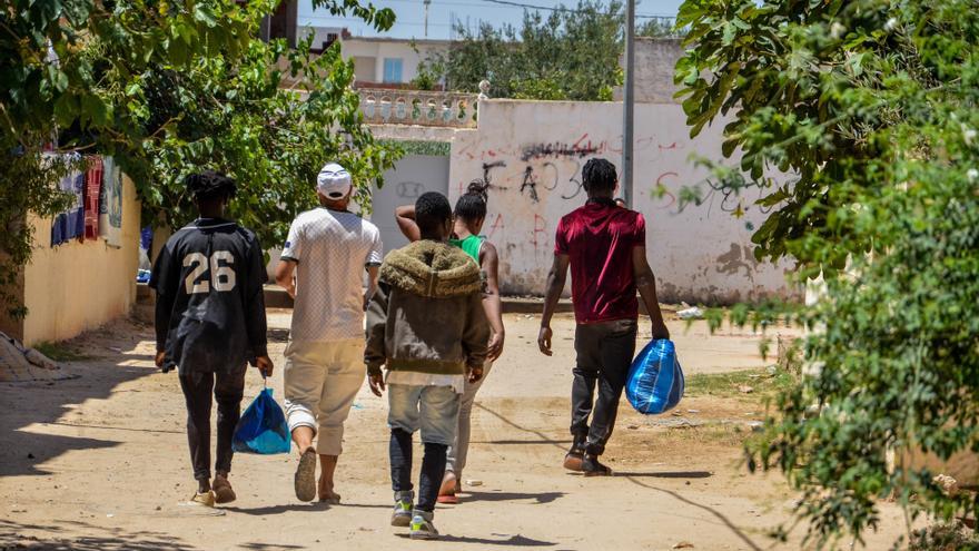 Migrantes en la ciudad tunecina de Sfax.