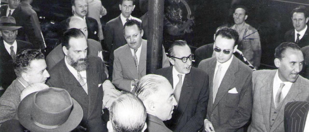 Cela, recibido en la estación de Renfe por la intelectualidad viguesa de la época (años 60). En la foto, Celso Emilio (al lado de CJC), Darío Alvarez Blázquez, Julio Sigüenza y Santiago Vilas, entre otros.