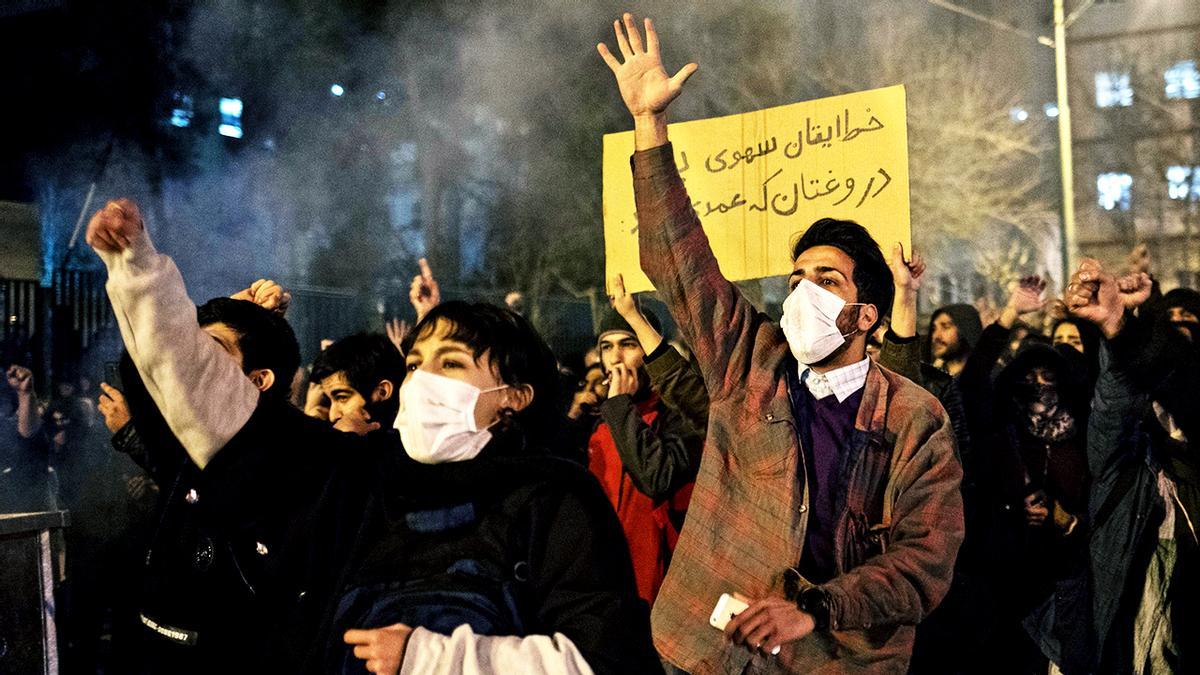 "¡No tenéis honor!" Cientos de jóvenes protestan contra el régimen iraní por ocultar la verdad sobre el avión derribado
