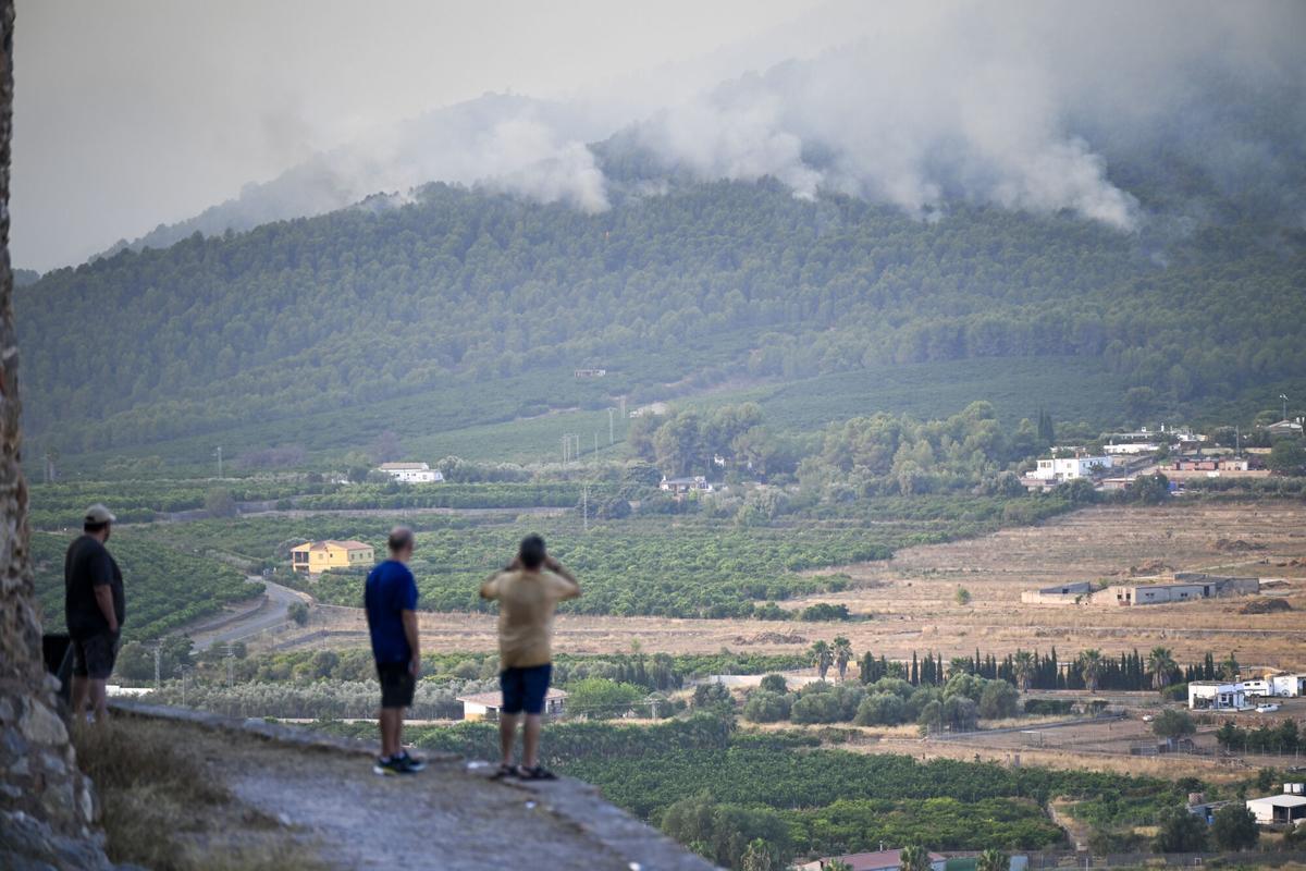 Humo este lunes en Castillo de Onda (Castellón). EFE/ Andreu Esteban.