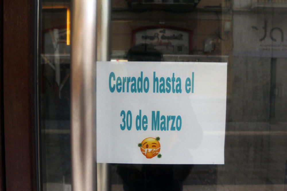 Más de un mes de confinamiento domiciliario y Málaga sigue repitiendo la estampa de las últimas semanas. Calles vacías, comercios cerrados, apenas personas por la calle, siempre con mascarilla, y la poca actividad que se aprecia en un control policial en pleno Paseo de los Curas...