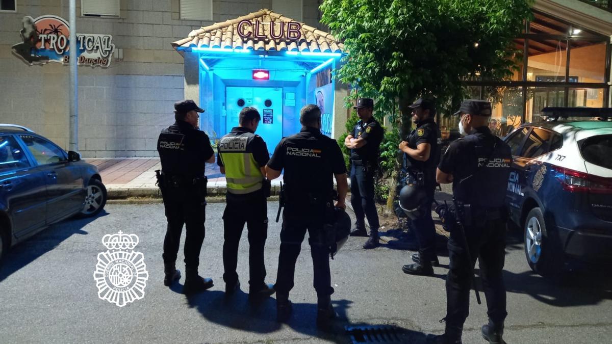 Agentes de la Policía Nacional durante la operación.