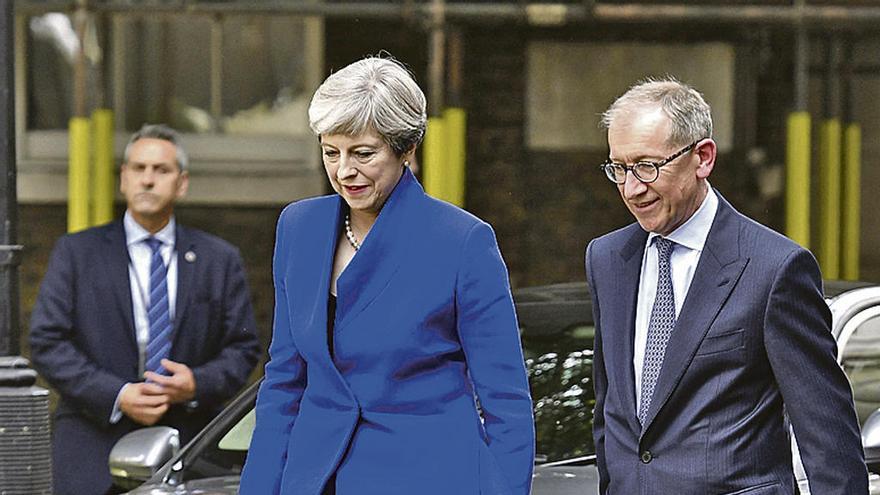 May y su marido, Philip, tras reunirse con Isabel II, ayer. // Efe