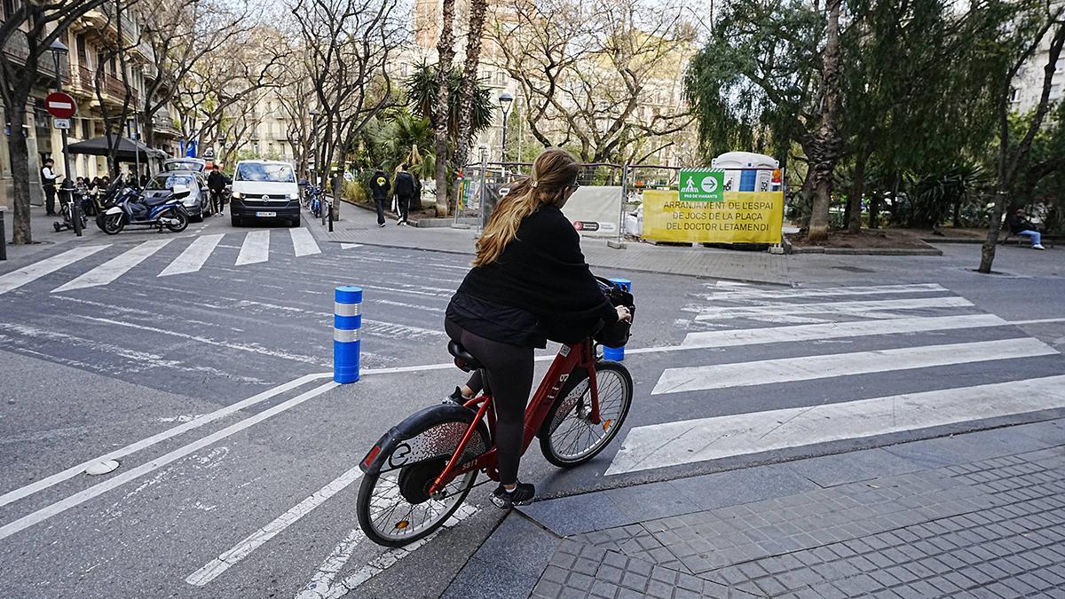 Una bicicleta circulando por una calle de Barcelona