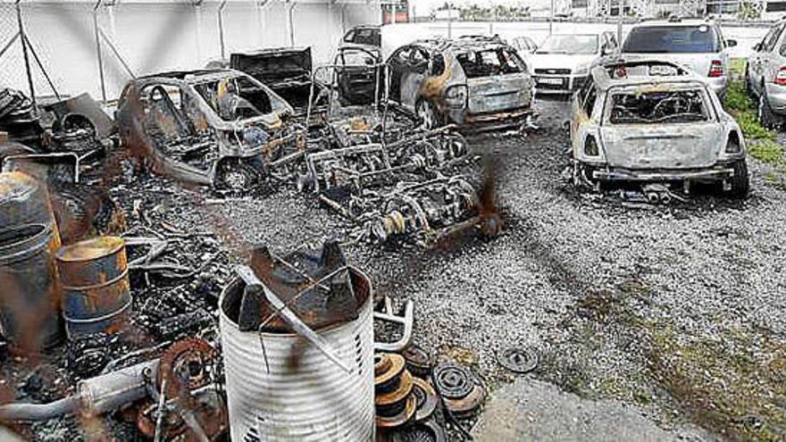 Un incendio quema nueve vehículos en un taller de Vila