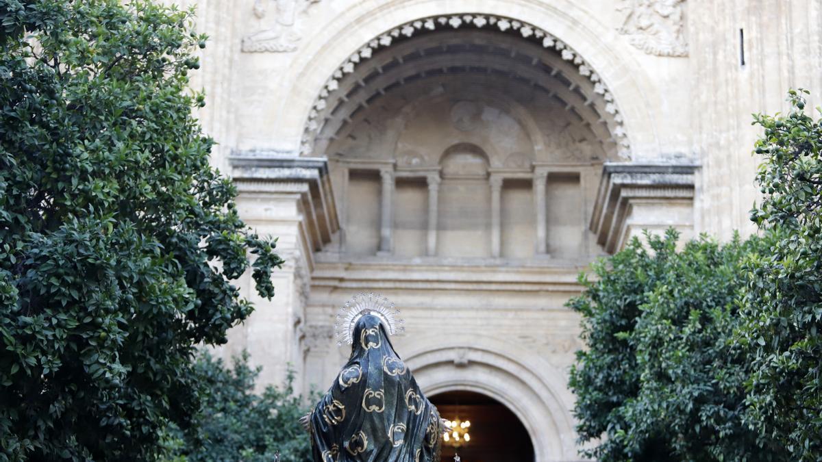 Madrugada de traslados para la veneración 'El Verbo Encarnado' en la Catedral