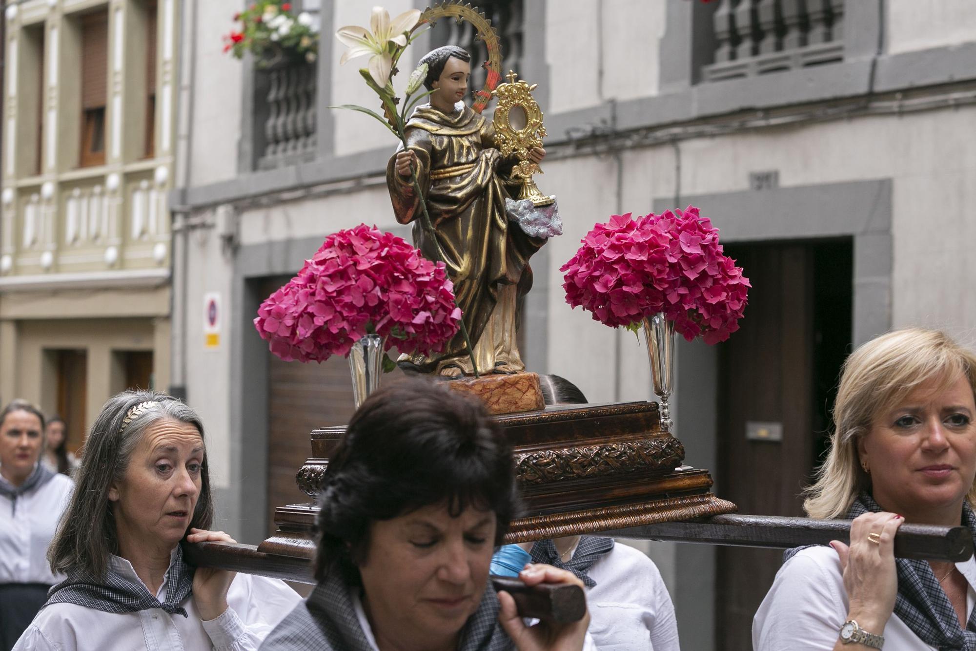 Cudillero se llena por el pregón de l'Amuravela, que invitó a "cantar ya bellar hasta quedanus sin fualgu"