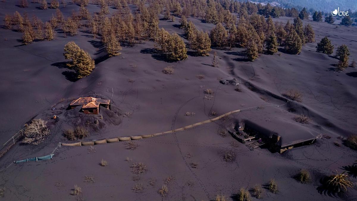 La lava del volcán de La Palma oculta viviendas y fincas.