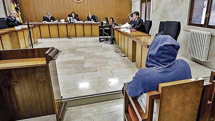 El joven procesado, de 27 aÃ±os, ayer durante la vista oral en la Audiencia de Palma.