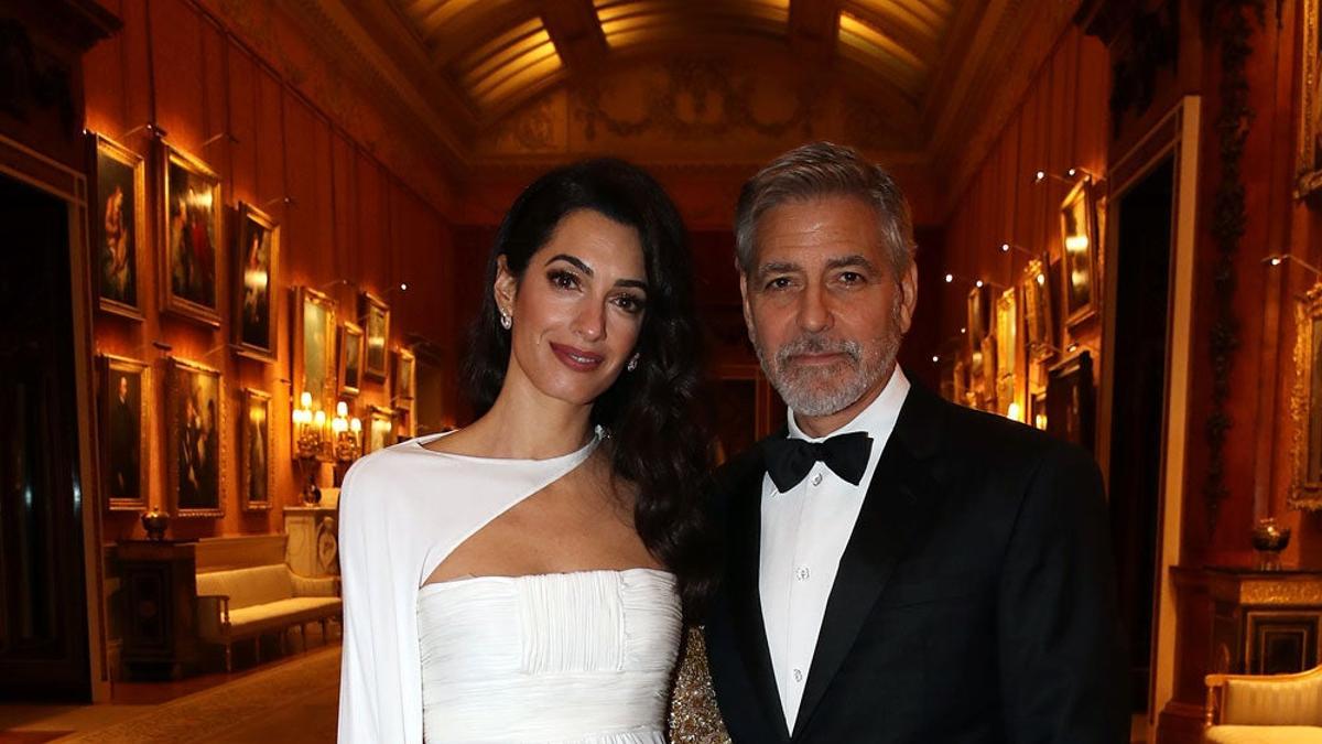 Amal Clooney, con un vestido blanco, y George Clooney, de esmoquin