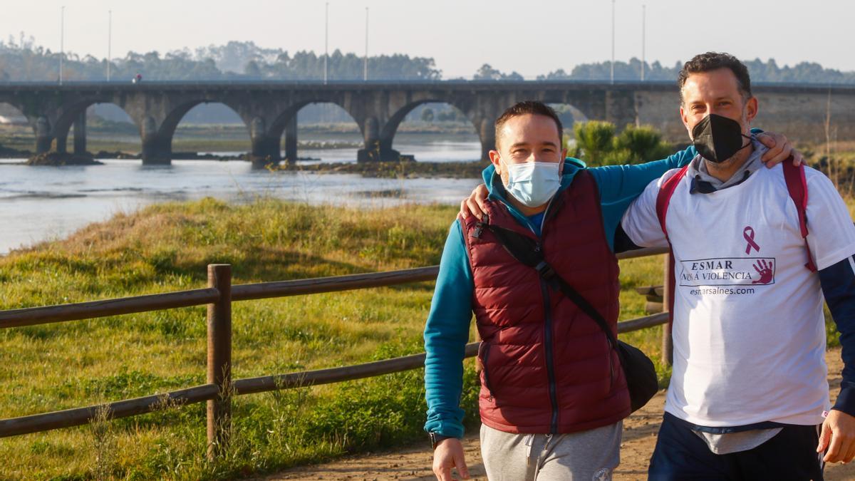 Dos amigos, con el puente de la desembocadura del río Umia al fondo