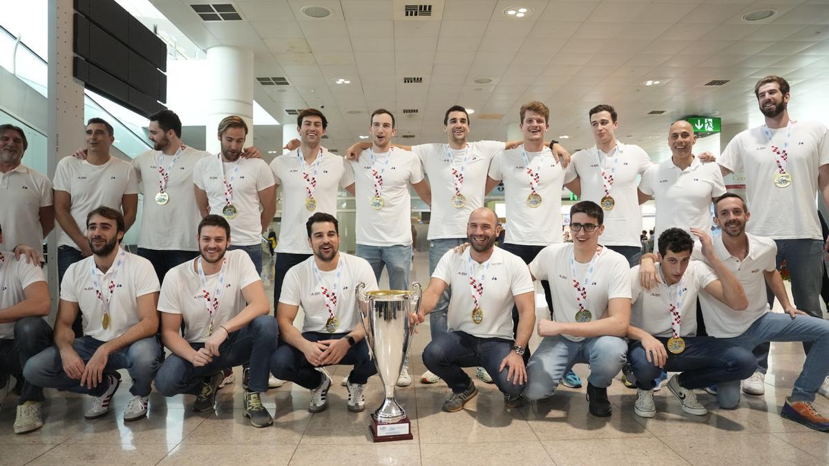 La selección masculina de waterpolo llega a Barcelona tras ganar el europeo