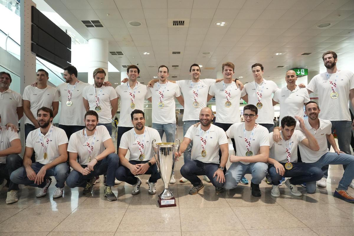 La selección masculina de waterpolo llega a Barcelona tras ganar el europeo