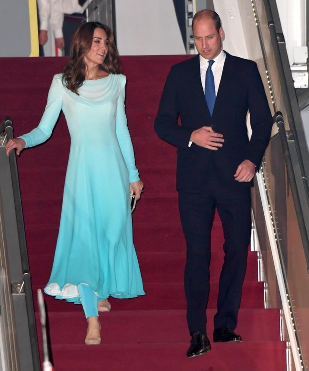 Vestido ombré azul, la primera prenda que Kate Middleton lució en Pakistán