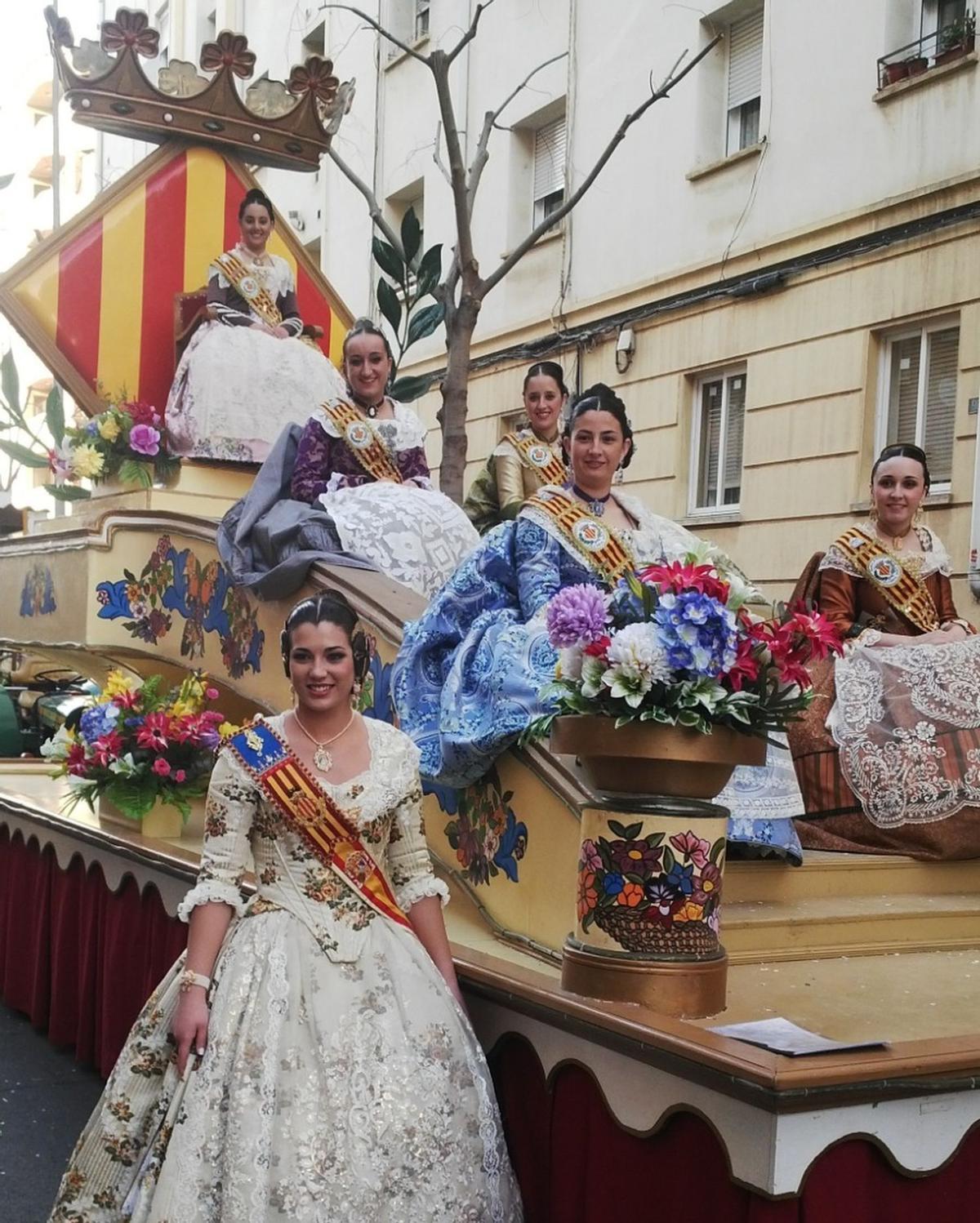 La reina de las fiestas de Vila-real, con la carroza de la ciudad y junto a la reina fallera de València, en el Pregó de Castelló del 2015.n