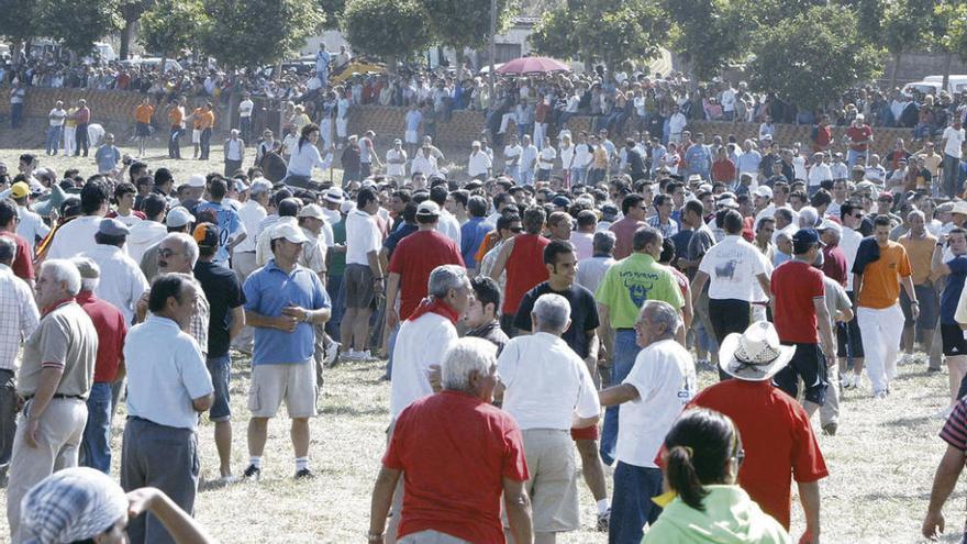 Cientos de aficionados se congregan cada año en Fuentesaúco para presenciar los espantes