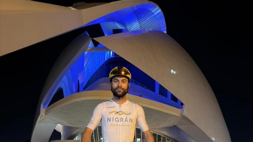 El nigranés Adrián Trillo completa su reto de 400 kilómetros en bici