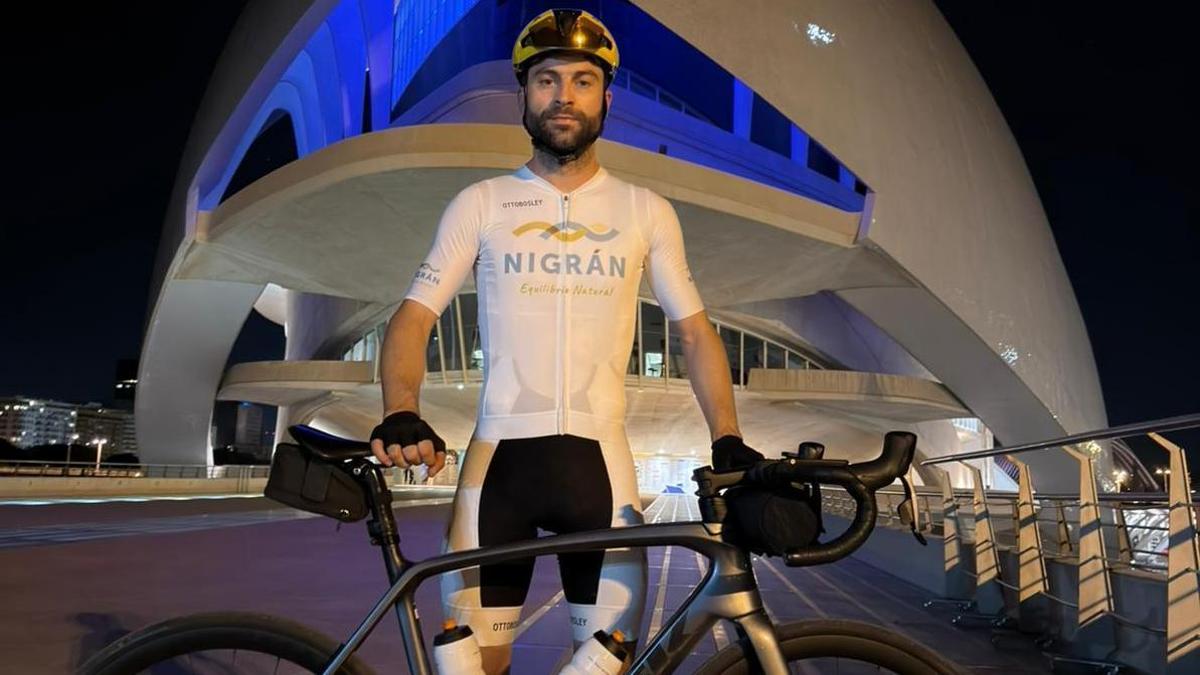 Adrián Trillo, a su llegada a Valencia, ante el Oceanogràfic.