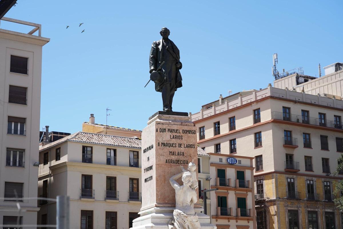 La escultura del Marqués de Larios y la Alegoría del Trabajo.