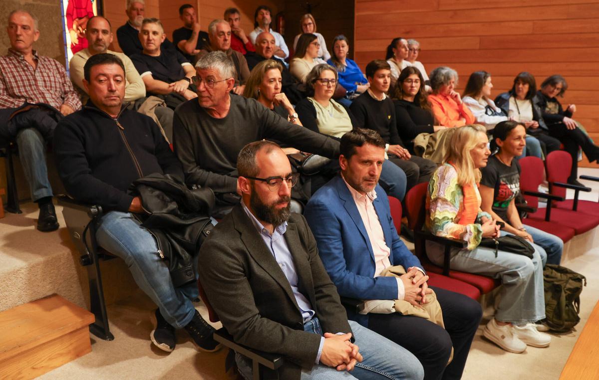 Miembros d ela Plataforma asistieron como público al pleno del Parlamento.