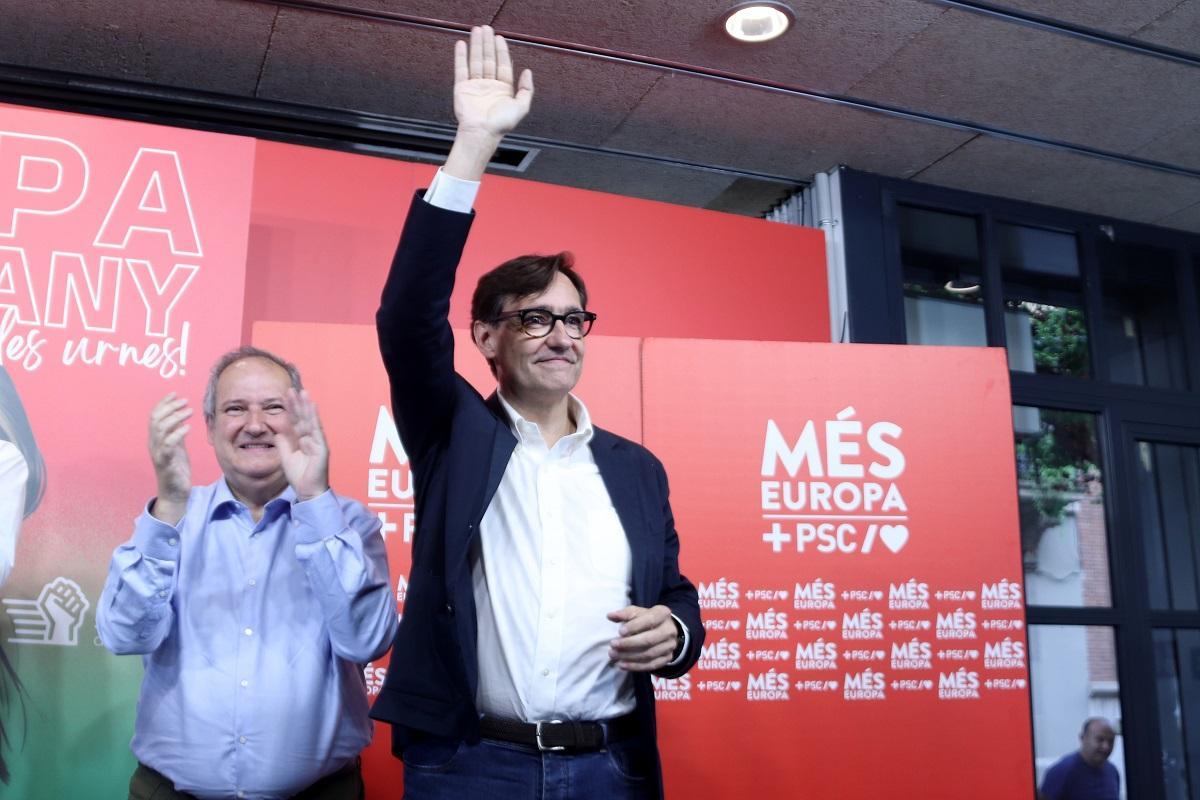 El líder del PSC, Salvador Illa, y el ministro Jordi Hereu, en el mitin de cierre de la campaña