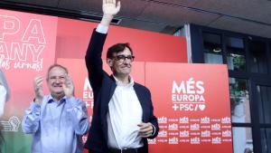 El líder del PSC, Salvador Illa, y el ministro Jordi Hereu, en el mitin de cierre de la campaña
