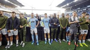 Los jugadores, observan y escuchan a los aficionados.