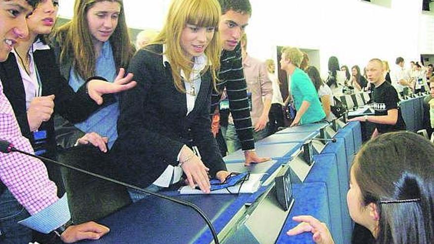 Varios alumnos del Santo Domingo de Guzmán conversan con una profesora en el Hemiciclo del Parlamento europeo.