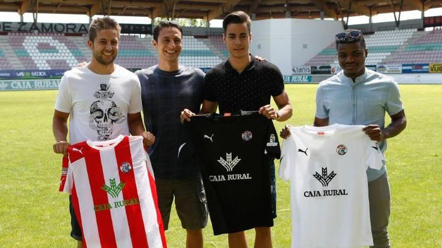 Los tres jugadores posan junto al director deportivo.