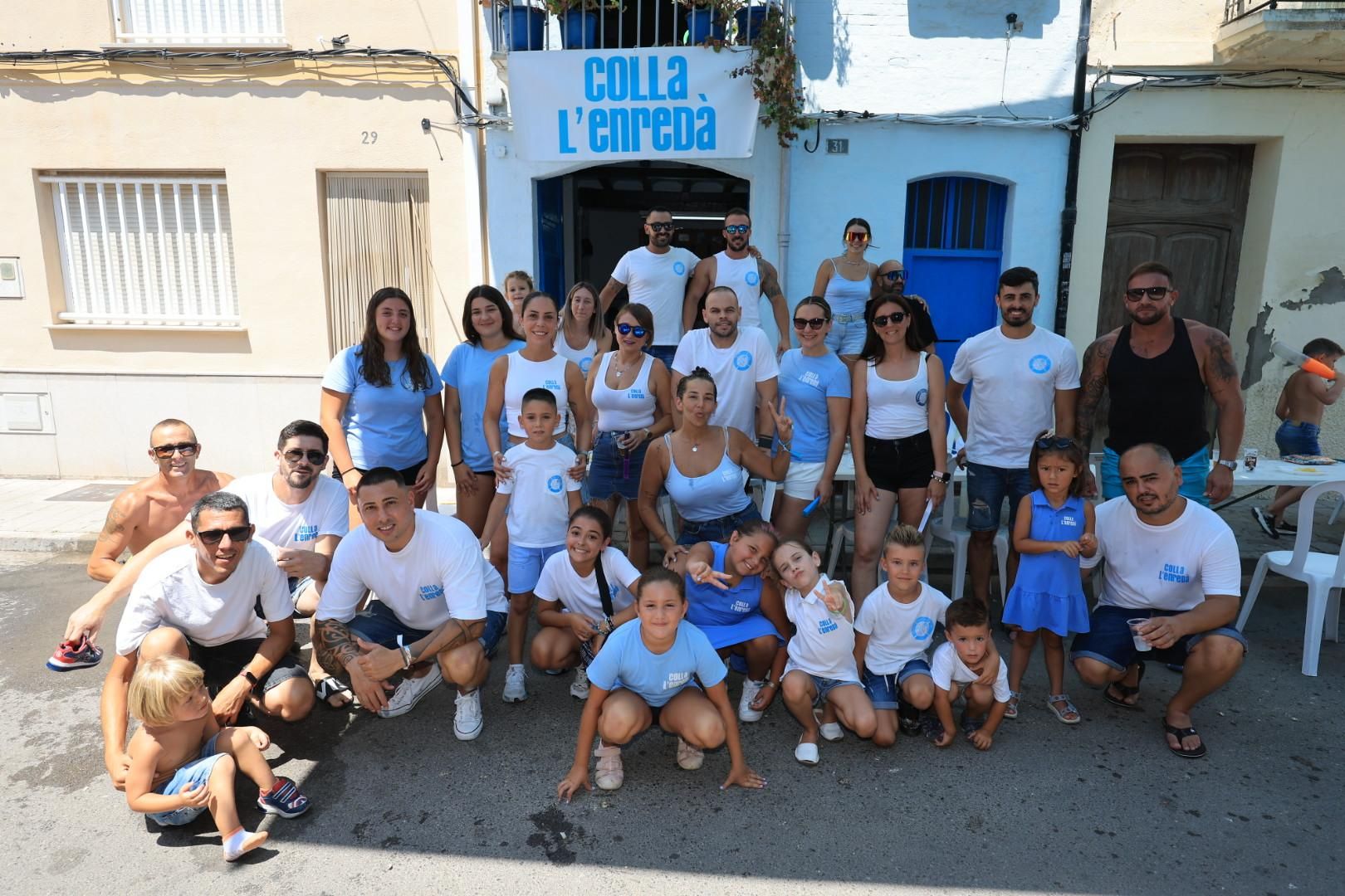 Las collas llenan de color las calles del Grau por Sant Pere