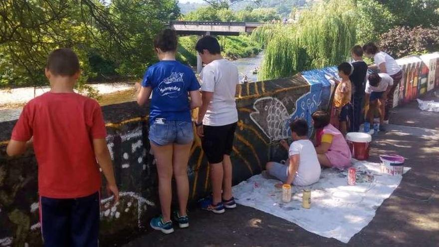 Arriondas defiende los derechos de los niños con un mural en el parque