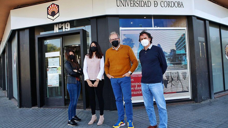 Personal que atiende la Oficina de Información al Estudiante, situada frente a la Estación de Córdoba.