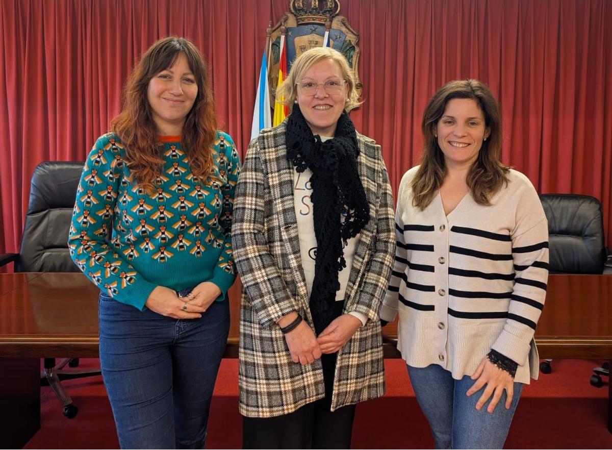 Directivas de Ágora Rural coa concelleira Raquel Lema, no centro.