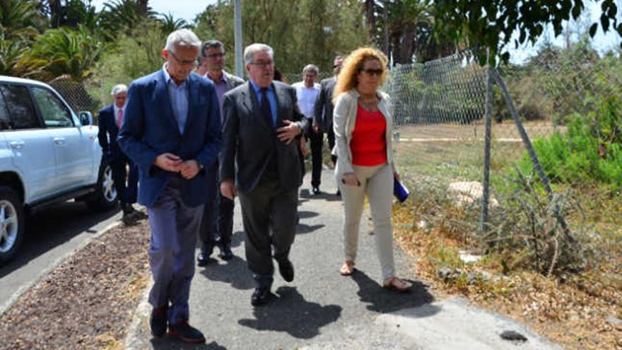 José Miguel Bravo de Laguna, en el centro, ayer durante la visita al parque Tony Gallardo, en Maspalomas. | giorgio rapetti