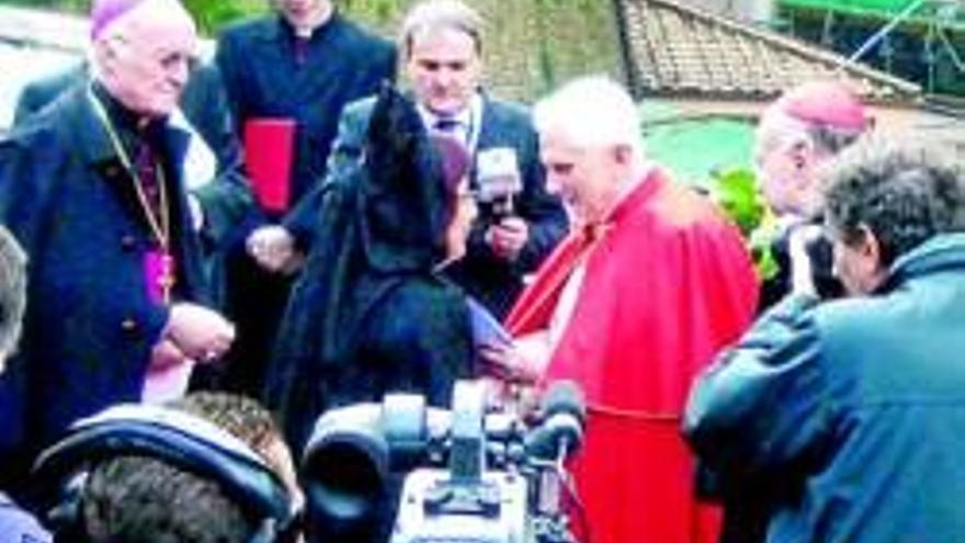 El Papa bendice la primera escultura de un artista cordobés en el Vaticano