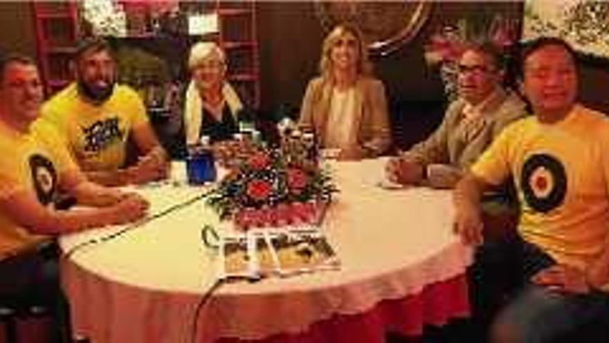Jordi Córdoba, Sergi Fernández, Lluïsa Ferrer, Marta Felip, Jaume Homs i Dídac Lee (d&#039;esquerra a dreta), ahir al restaurant Shang-Hai.