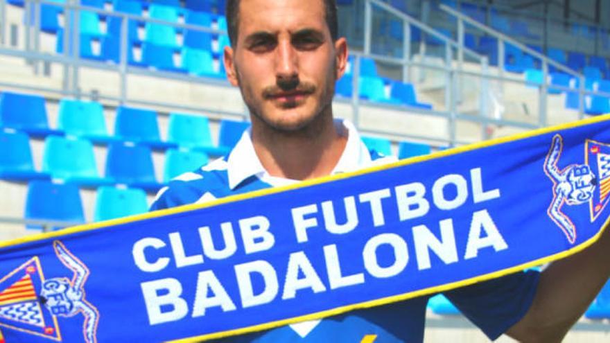Pablo Pallarés cuando firmó por el Badalona.