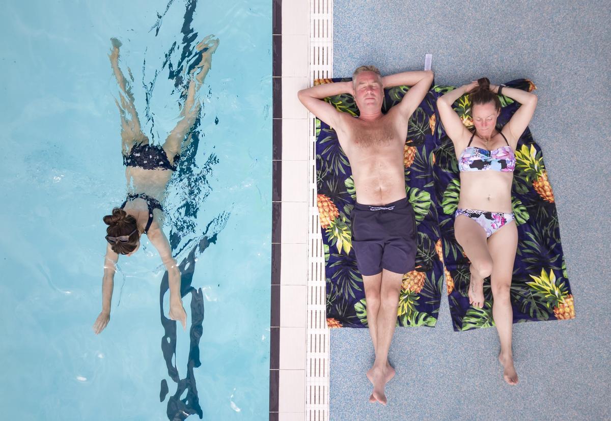 Bañistas disfrutan del calor en la piscina descubierta de Hathersage, en Hope Valley, Gran Bretaña