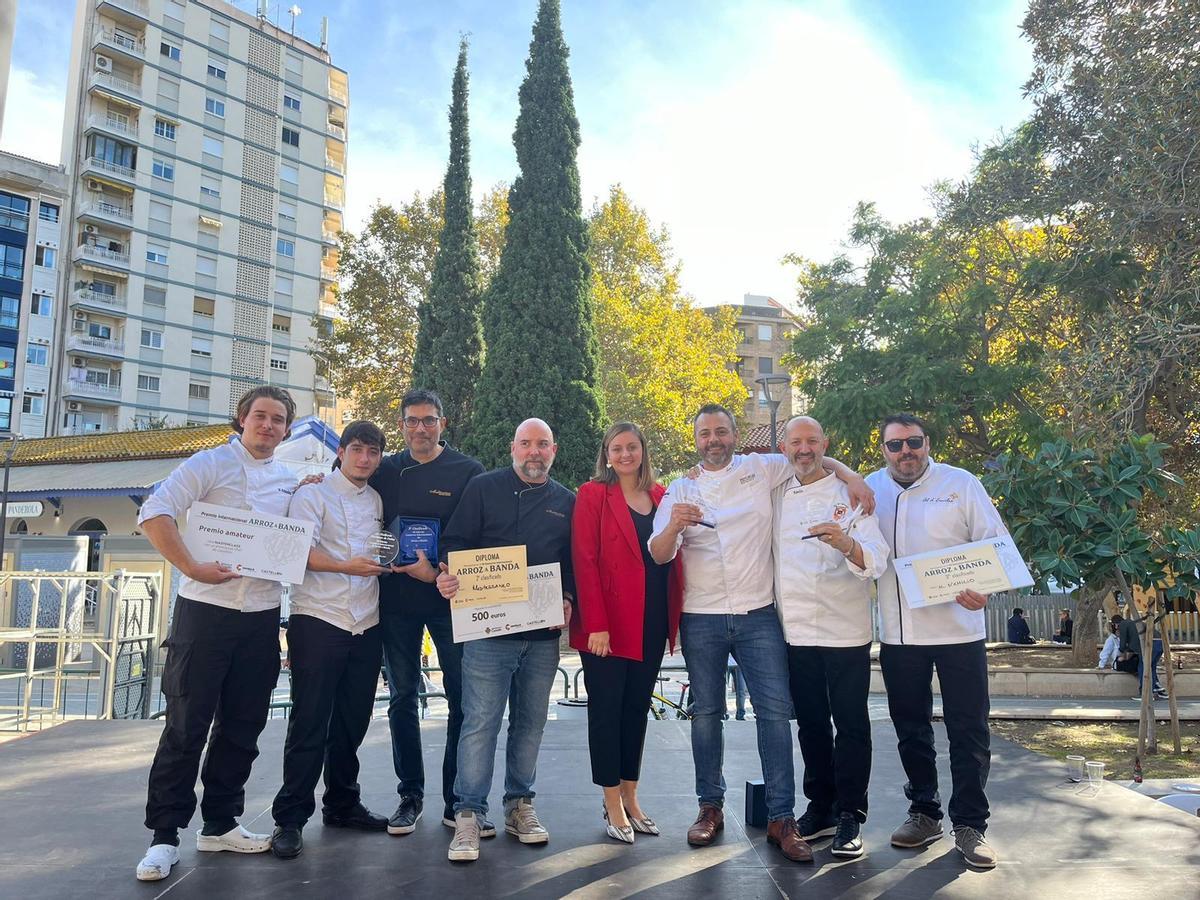 Els guanyadors del concurs amb la regidora de Turisme, Arantxa Miralles.