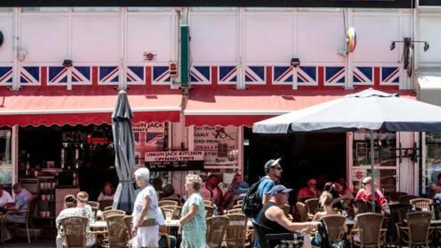 Turistas consumen en la zona inglesa de Benidorm en una imagen tomada ayer.