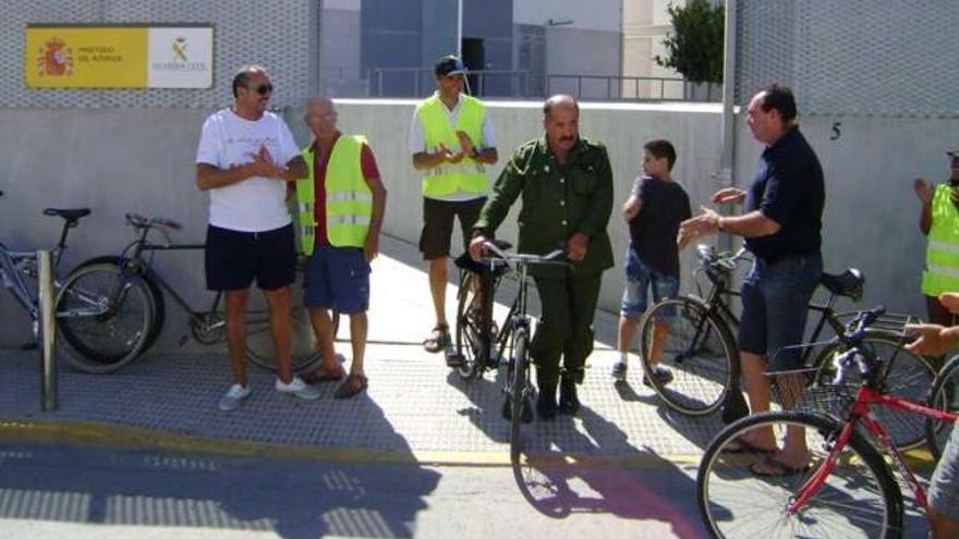 Un manifestante disfrazado de Guardia Civil dispara en un bar con una pistola de fogueo