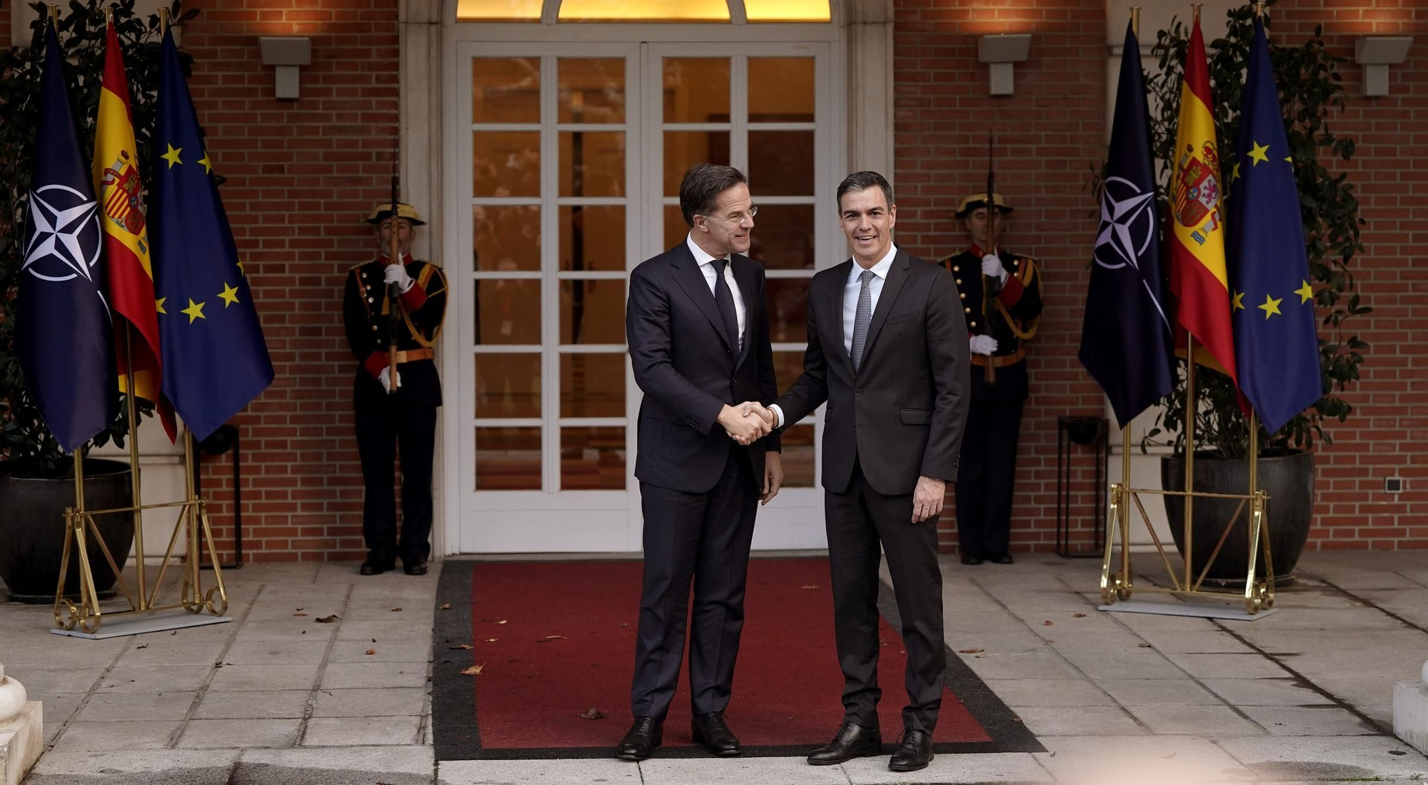 Pedro Sánchez, presidente del Gobierno, recibe al Secretario General de la OTAN, Mark Rutte, en el Palacio de la Moncloa.
