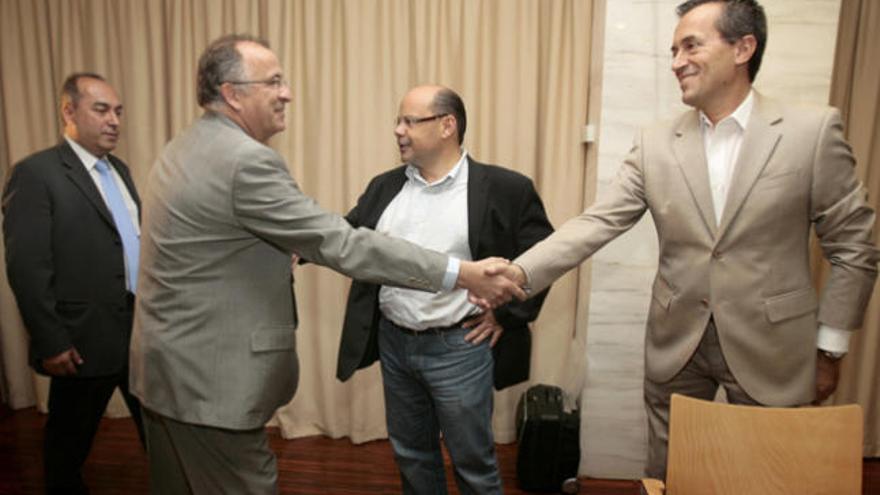 Hernández Spínola y José Miguel Ruano se saludan ante Julio Cruz y José Miguel Barragán, ayer. i EFE