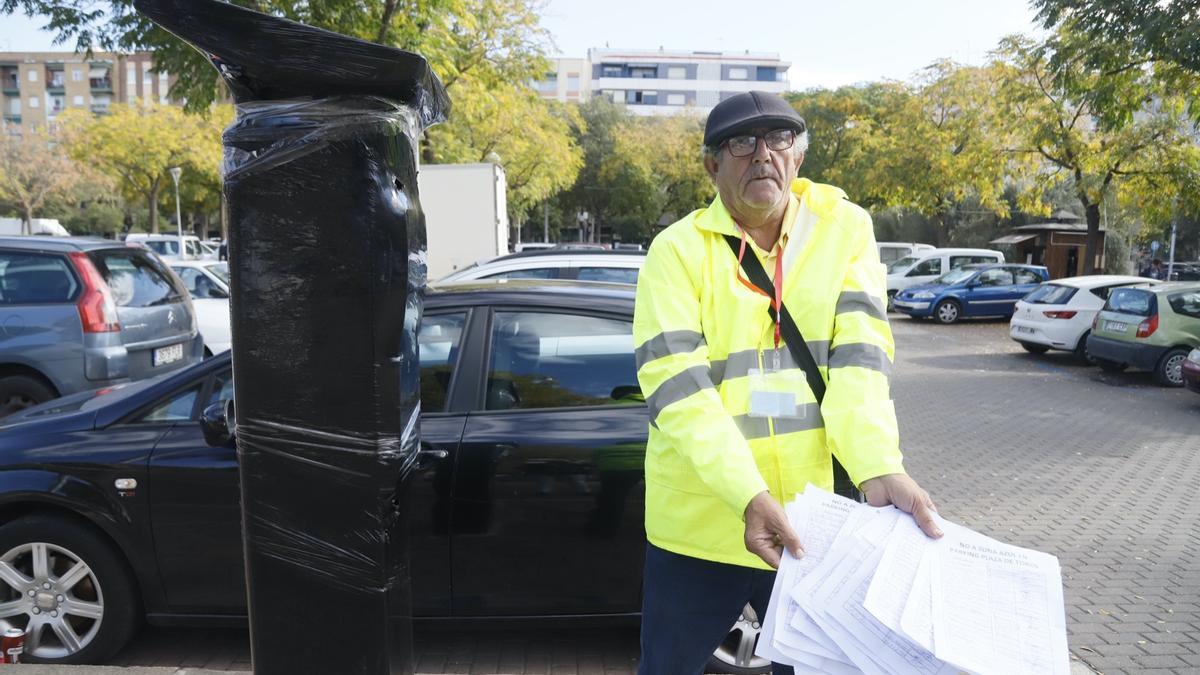 Miguel muestra las firmas recogidas.