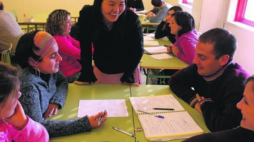 Una profesora imparte una clase de chino en una escuela de idiomas gallega. / rafa estévez